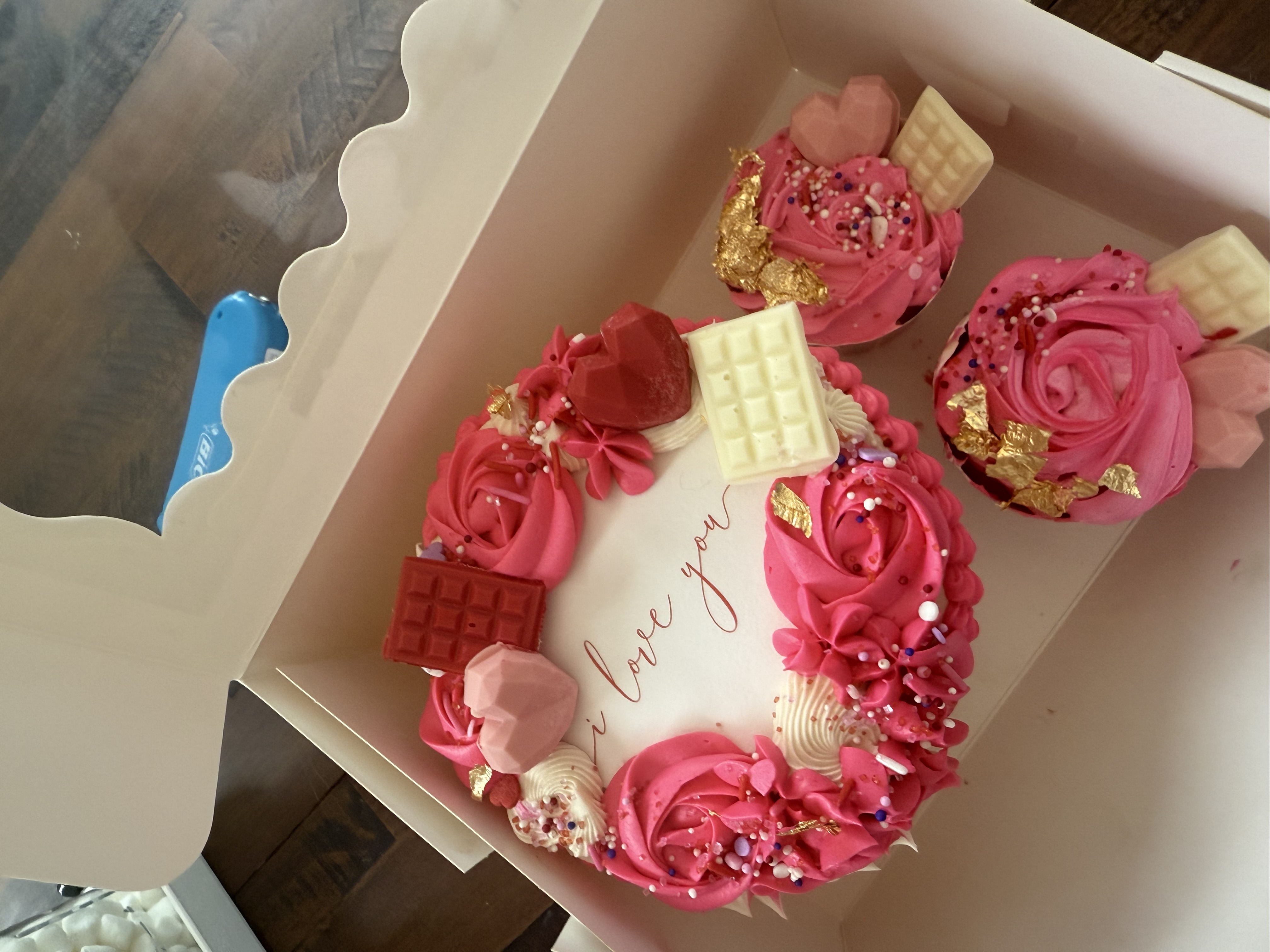 Bento Box With 2 Cupcakes