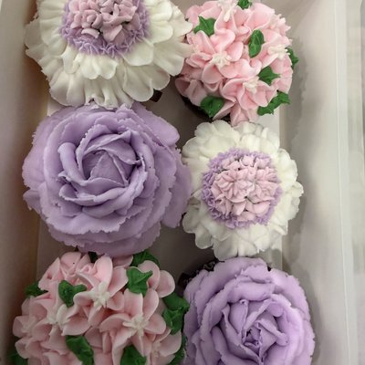 6 Floral Cupcakes 
