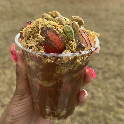 Dubai Strawberry Chocolate Cups 