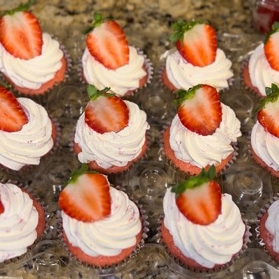 Christmas Cupcake Sale‼️‼️😊 (Oreos, Strawberry Or Vanilla )