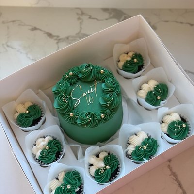 Bento Cake Box ( Cake + 8 Cupcakes )