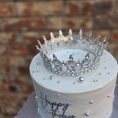Crown Cake With Silver Pealr