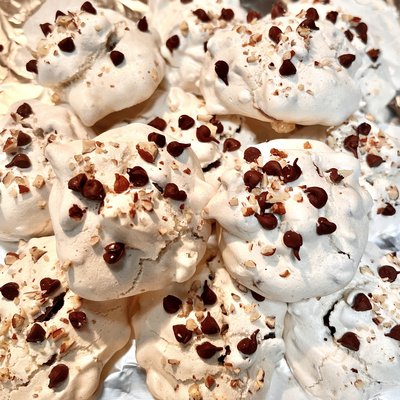 Chocolate Chip Pecan Merenguitos