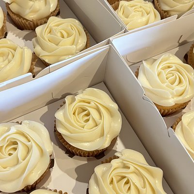 (12) Custom Buttercream Cupcakes