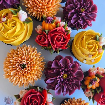 Box of 12 Thanksgiving Floral Cupcakes 🍁