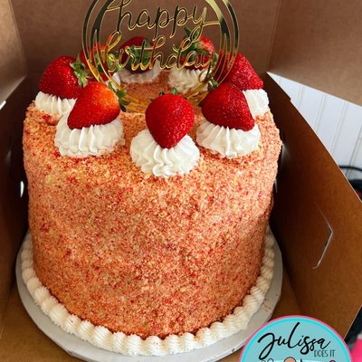Strawberry crunch cake 