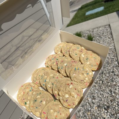 6 White Chocolate Sprinkle Cookies