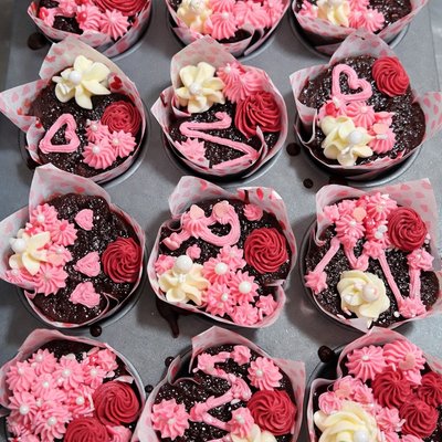 4 Inch Cake + 4 Cupcakes 
