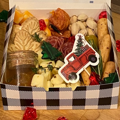 Small Box- Sm 2/4 people -2 cheeses, 2 meats 1 spread, seasonal fruit & veggies, cracker or bread, nuts, & garnish