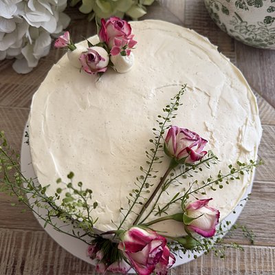 Strawberry White Chocolate Ganache Cake