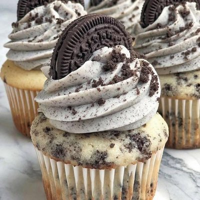Cookies n Cream Cupcakes w/ Vanilla Cake 12 Count 