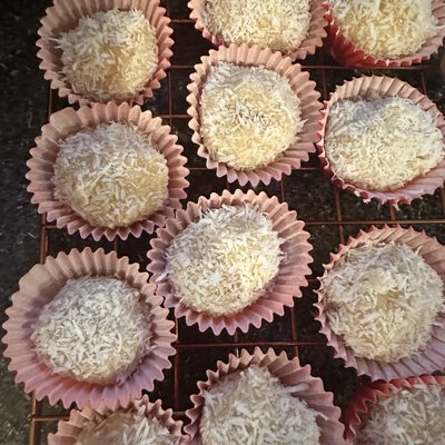 Beijinho Coconut Brigadeiro 8 Pack