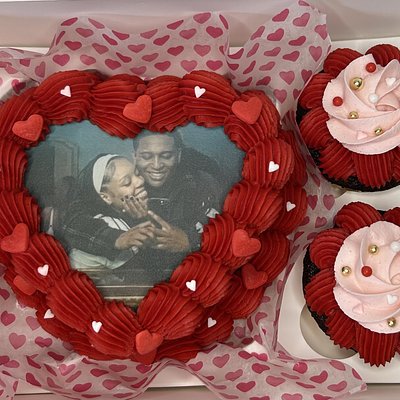 4 Inch Cake with 5 Large Cupcakes