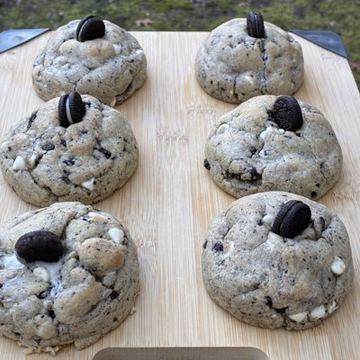 Stuffed Cookies and Cream Cookie