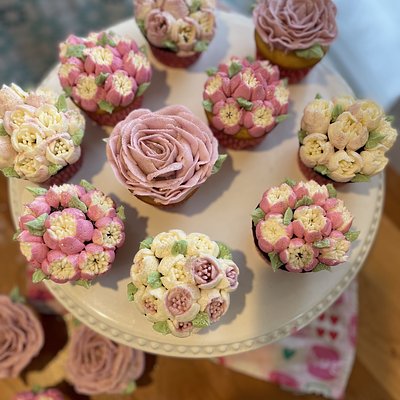 6 Flower Topped Cupcakes 