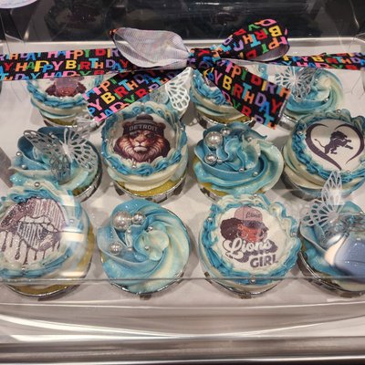 Customized Cupcakes (12 Count)(Specify Cake Flavor/ Frosting)