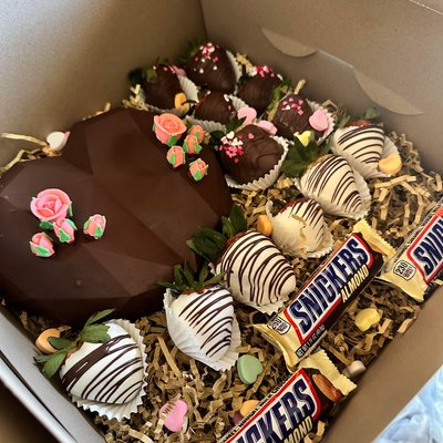 Snickers almond Heart 💜 Chocolate Dipped Strawberry 🍓 