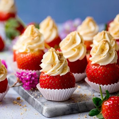 Cheesecake Stuffed Strawberries 