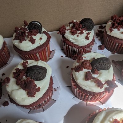 Red Velvet Cupcakes w/ Vanilla Frosting 12 Count 