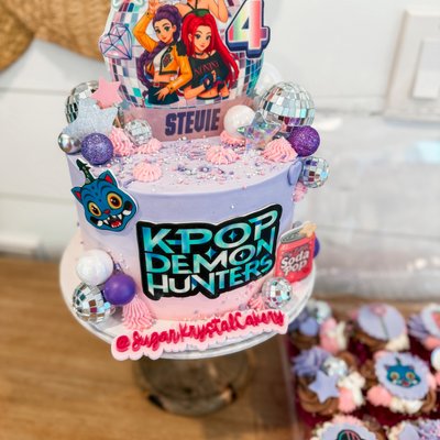 8 in Custom Cake (Feeds 20-22)