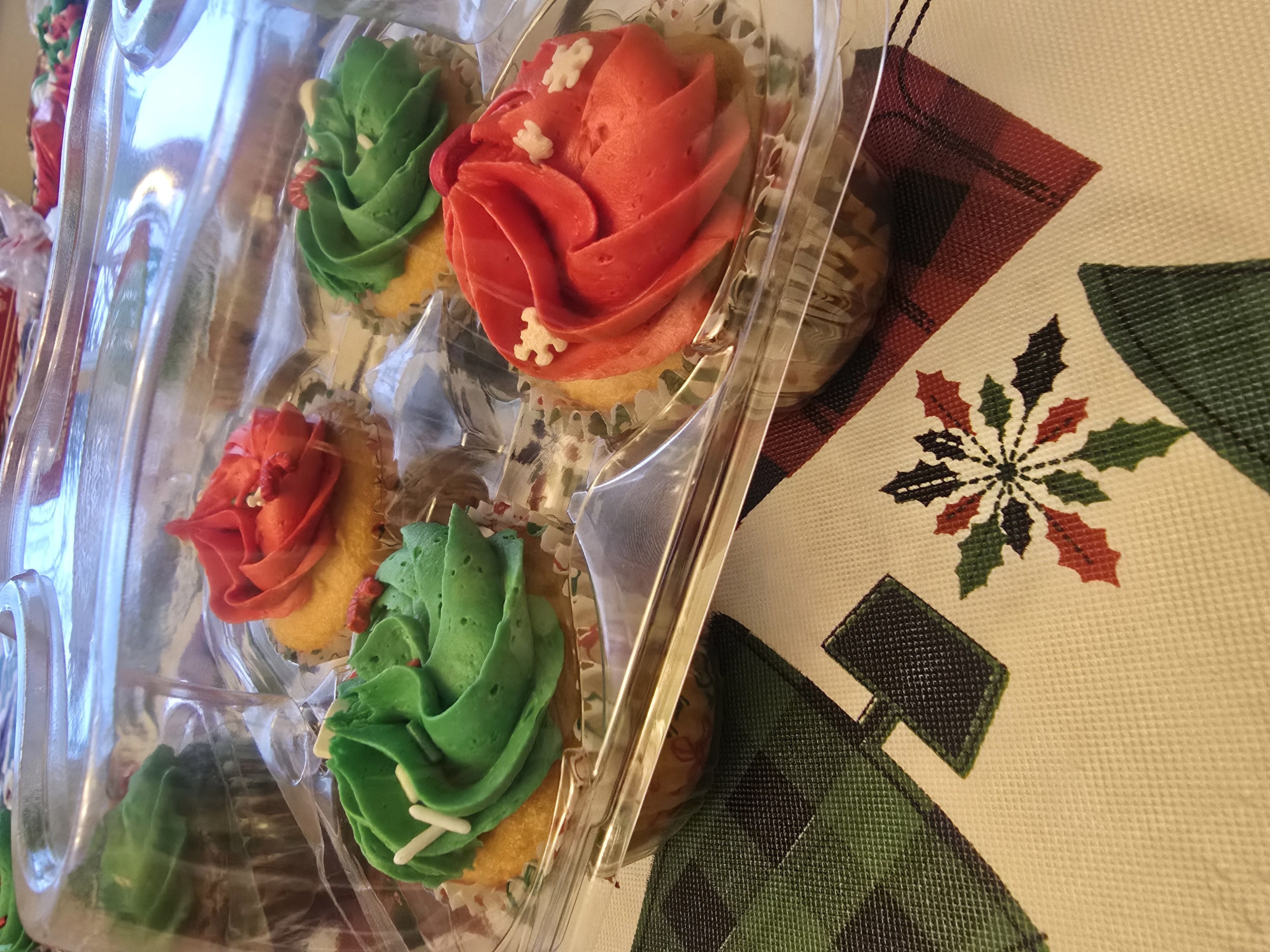 Vanilla Holiday Cupcake (4 Pack)