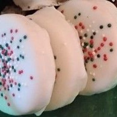 Ritz Crackers With Peanut Butter Dipped In White Chocolate 