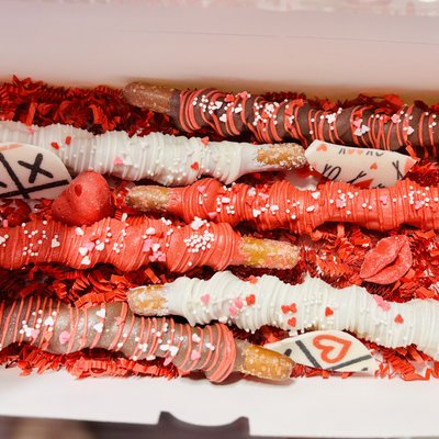 Caramel Dipped Pretzels 1/2 Dozen