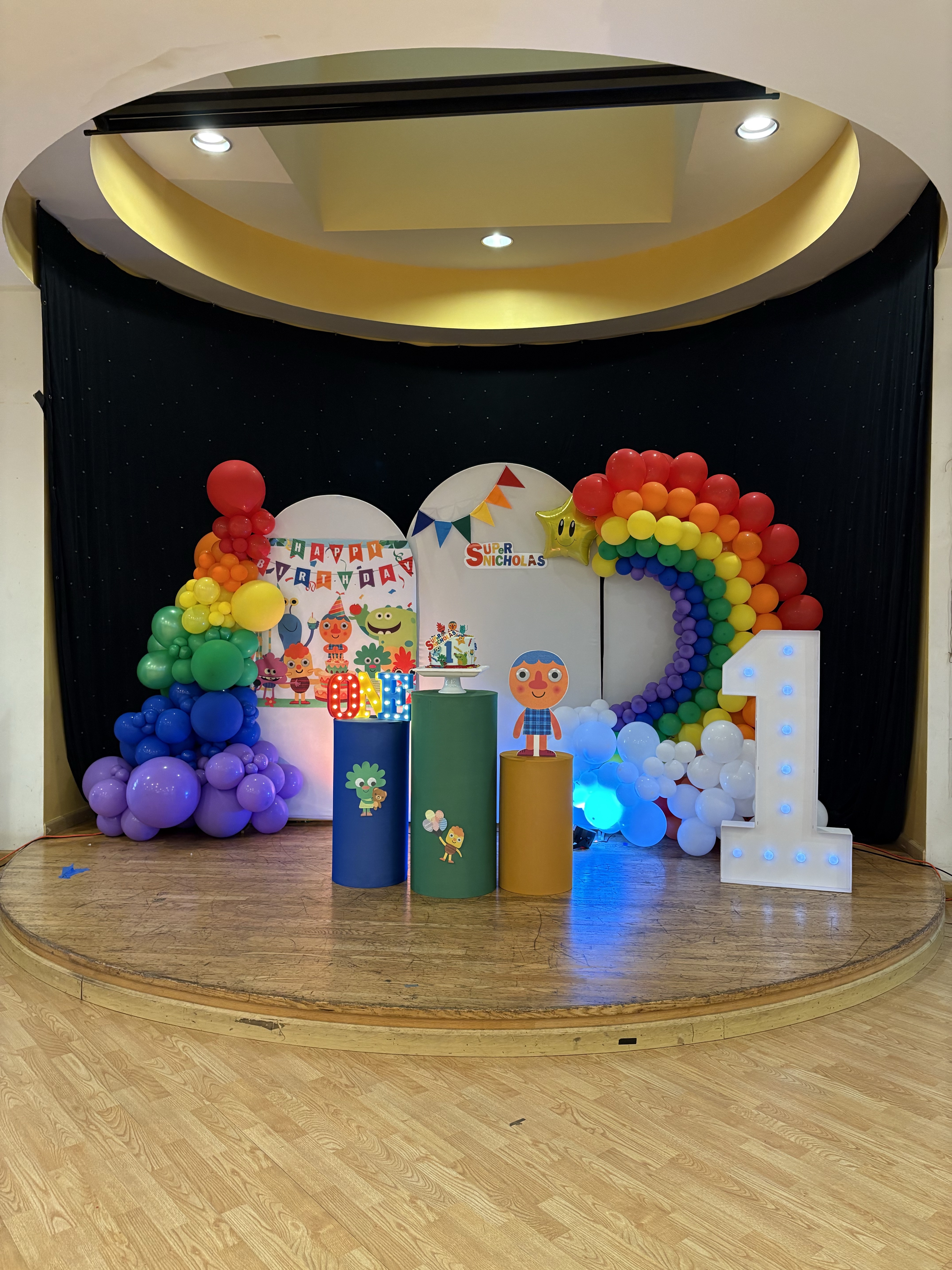 Balloon Backdrop +8”Simple Cake Design Package