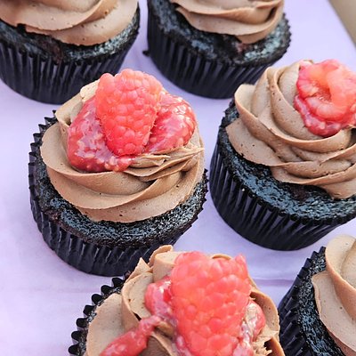 Raspberry Chocolate Cupcakes (6-Pack)