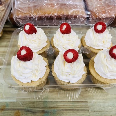 White Chocolate Raspberry Cupcakes 