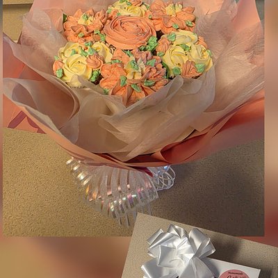 Classic Bundle ( 7 Cupcake Bouquet + 8 Macarons)