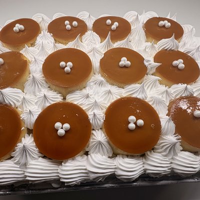 Bandeja De Tres Leche De Coco Con Topping De Mini Flanes 