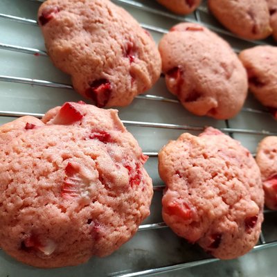 Strawberries N' Cream Cookies