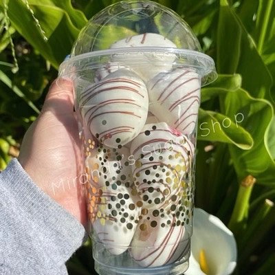 White chocolate mini berry cup