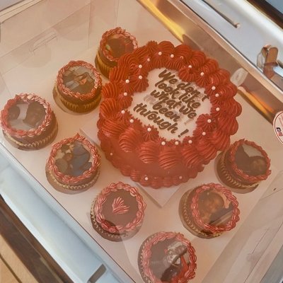Bento Cake With 8 Cupcakes 