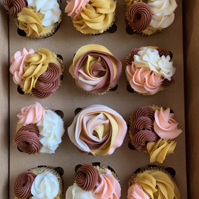 12 Decorated Cupcakes