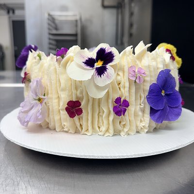 Dainty Floral Cake 