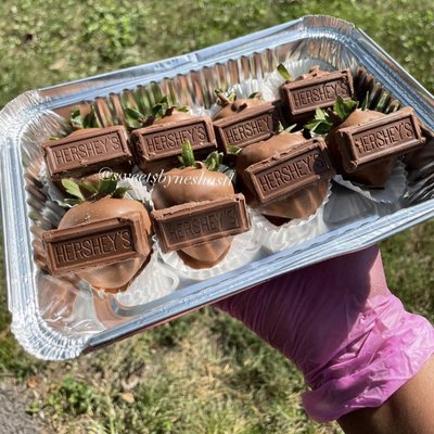 Hershey’s Chocolate Covered Strawberries Chocolate Covered Strawberries 4/$14 • 6/$20 • 8/$26 • 12/$38