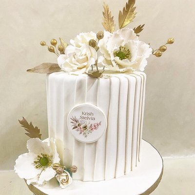 Small Fondant Cake With Flowers 