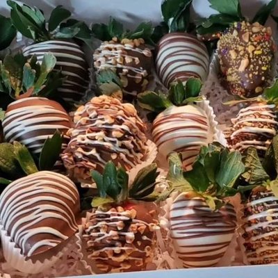 Gourmet chocolate covered strawberries!!! Topped with milk chocolate, white chocolate, roasted peanuts,
Chopped Reese's Pieces and coconut!