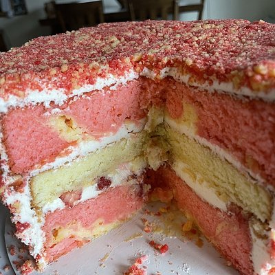 Strawberry 🍓 Cream Crunch Cake