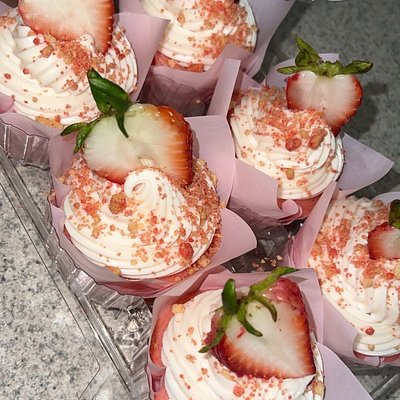 Strawberry Crunch Cupcakes 