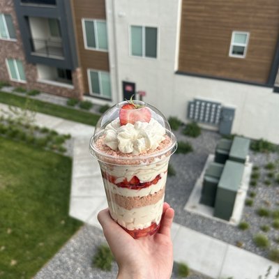 STRAWBERRY CRUNCH CHEESECAKE CUP