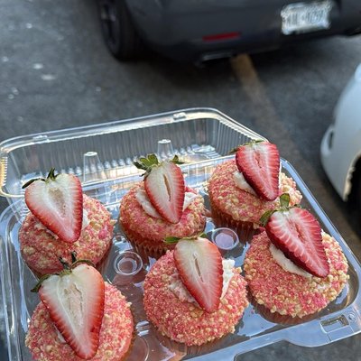 Strawberry Crunch Cupcakes 