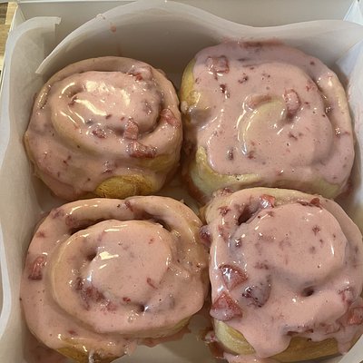 Strawberry N Crème Rolls 