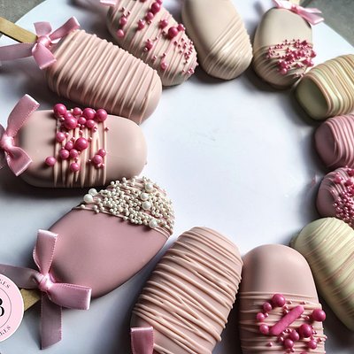 1 Dozen Cakesicles (With Mini Bows)