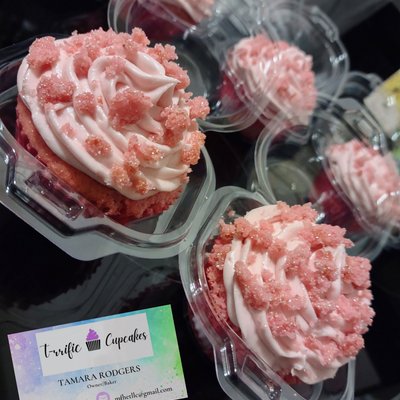 Strawberry Cake Crumble Cupcakes