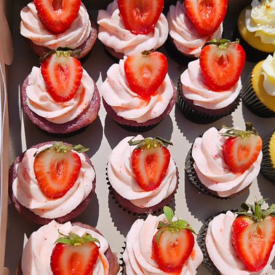 Premium Strawberry Cupcakes (6-Pack)