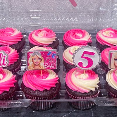 Cupcakes With Cupcake Toppers