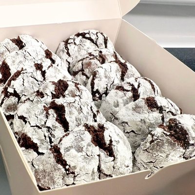 6 Chocolate Crinkle Cookies